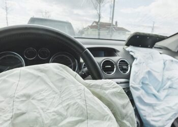 चालकाचे नियंत्रण सुटून कार थेट दरीत कोसळली… महिला ठार; चार जखमी