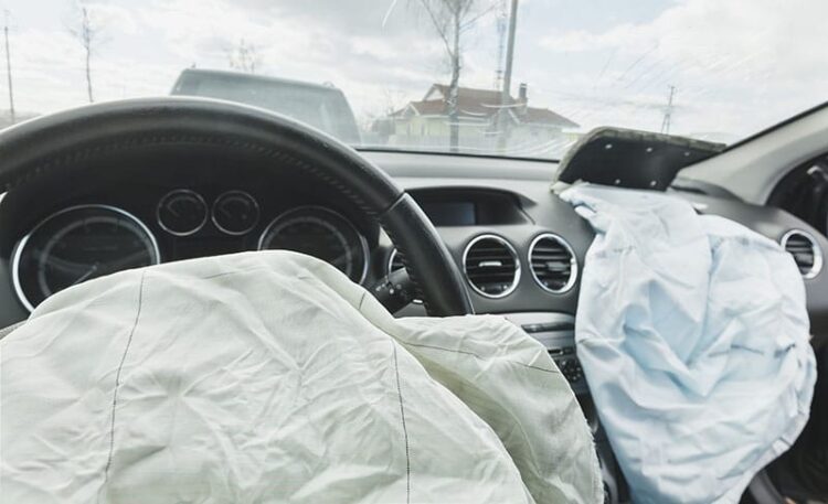 चालकाचे नियंत्रण सुटून कार थेट दरीत कोसळली… महिला ठार; चार जखमी