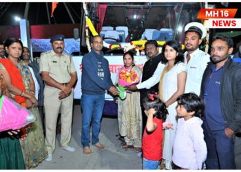 समृद्धी महामार्गाने हिरवा झेंडा दाखवलेल्या नागपूर ते शिर्डी या पहिल्या बसचे जंगी स्वागत.