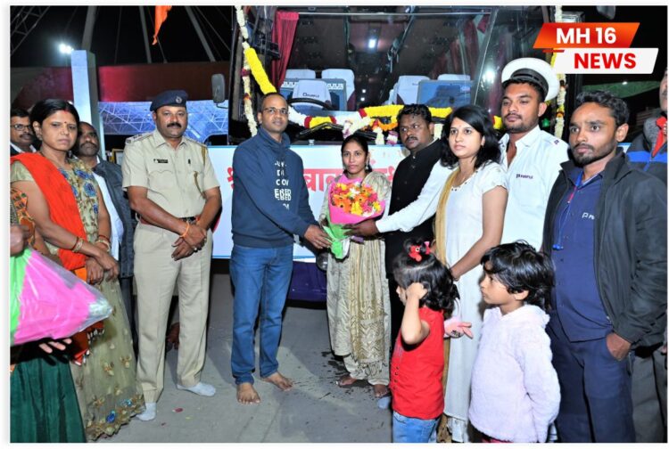 समृद्धी महामार्गाने हिरवा झेंडा दाखवलेल्या नागपूर ते शिर्डी या पहिल्या बसचे जंगी स्वागत.