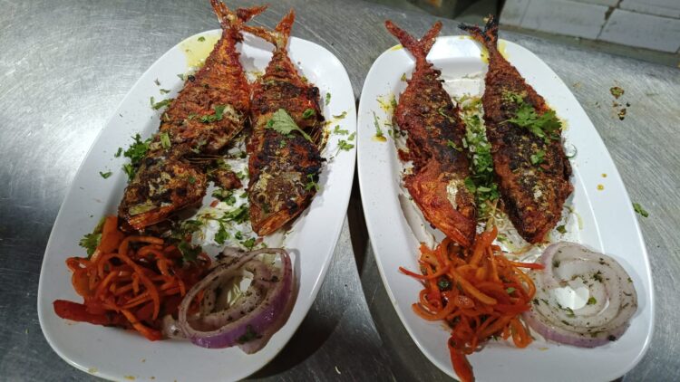 दामोदर बिर्याणी हाऊसमध्ये भरतो ‘फिश महोत्सव’, महोत्सवात अख्खं कुटुंब करत काम…