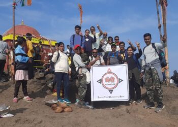अ.नगर येथील भैरी Adventure ग्रुप ने 22 जणांना सोबत घेऊन कळसुबाई केले सर.