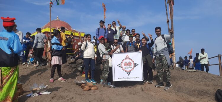 अ.नगर येथील भैरी Adventure ग्रुप ने 22 जणांना सोबत घेऊन कळसुबाई केले सर.