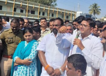 अ.नगर जिल्ह्यातील राहुरीचे पो.नि. दराडे यांची बदली रद्द करावी, या मागणीसाठी सर्व  संघटनांच्या वतीने रस्तारोको.