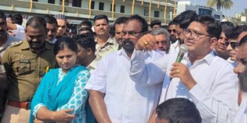 अ.नगर जिल्ह्यातील राहुरीचे पो.नि. दराडे यांची बदली रद्द करावी, या मागणीसाठी सर्व  संघटनांच्या वतीने रस्तारोको.