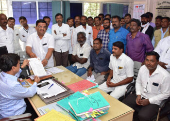 102 क्रमांकाच्या रुग्णवाहिकाच्या वाहनचालकांचे थकीत वेतन मिळावे यासाठी कामबंद आंदोलन तसेच जिल्हा परिषदेच्या जिल्हा आरोग्य अधिकारी यांना निवेदन.