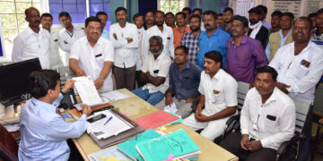 102 क्रमांकाच्या रुग्णवाहिकाच्या वाहनचालकांचे थकीत वेतन मिळावे यासाठी कामबंद आंदोलन तसेच जिल्हा परिषदेच्या जिल्हा आरोग्य अधिकारी यांना निवेदन.