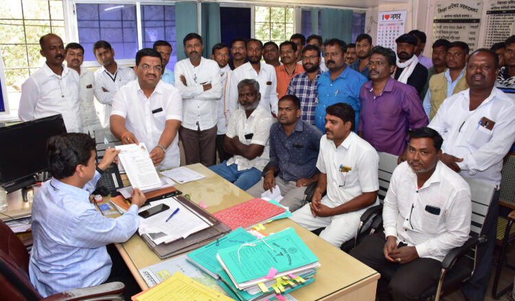 102 क्रमांकाच्या रुग्णवाहिकाच्या वाहनचालकांचे थकीत वेतन मिळावे यासाठी कामबंद आंदोलन तसेच जिल्हा परिषदेच्या जिल्हा आरोग्य अधिकारी यांना निवेदन.