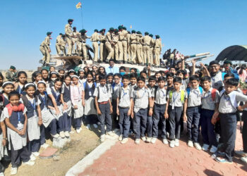 के.के रेंज मधील चित्तथरारक युद्धसरावाचा थरार पाहून विद्यार्थी भारावले.