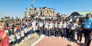 के.के रेंज मधील चित्तथरारक युद्धसरावाचा थरार पाहून विद्यार्थी भारावले.