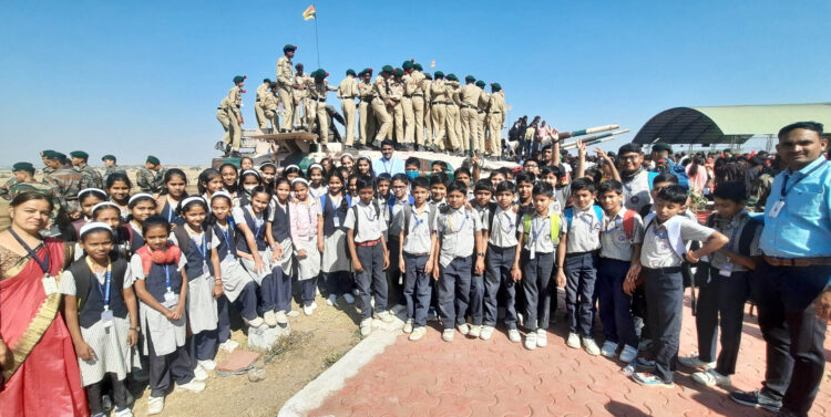 के.के रेंज मधील चित्तथरारक युद्धसरावाचा थरार पाहून विद्यार्थी भारावले.