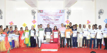 हेल्पिंग हॅण्डस युथ फाऊंडेशनच्या दिनदर्शिकेचे अनावरण विद्यार्थ्यांसाठी शासनाच्या विविध योजनांची माहितीचा समावेश.