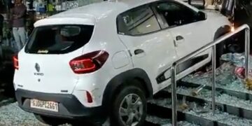 पप्पांच्या परीनं केला नवा कारनामा’, जिथे केली शॉपिंग त्याच दुकानात घुसवली कार