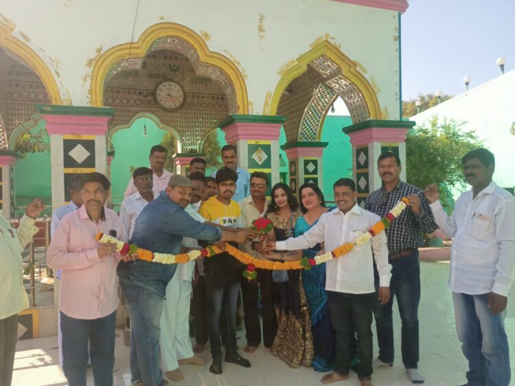 दबंगगिरी एक खाकीया मराठी चित्रपटाच्या संदर्भात बोधेगाव येथे बैठक घेऊन चित्रपटाचे नियोजन करण्यात आले.