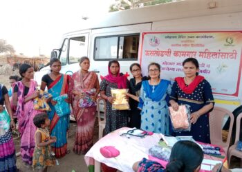 जागतिक महिला दिनाच्या निमित्ताने ऊसतोडणी कामगार महिलांसाठी मोफत माहेरची साडी व आरोग्य तपासणी आणि औषधोपचार शिबीर.