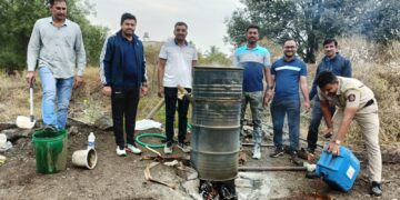 खंडाळा व नेप्ती येथे गावठी दारू अड्डयावर छापे; एका महिलेसह तिघा विरुद्ध गुन्हा दाखल.