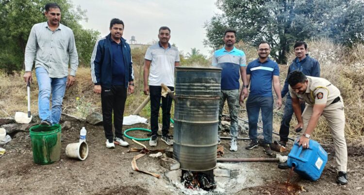 खंडाळा व नेप्ती येथे गावठी दारू अड्डयावर छापे; एका महिलेसह तिघा विरुद्ध गुन्हा दाखल.