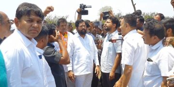 पिडीत महिलेच्या कुटुंब पुनर्वसनासाठी मुख्यमंत्र्यांना चर्मकार वि. सं. प्रदेशाध्यक्ष खामकर यांनी दिले निवेदन.