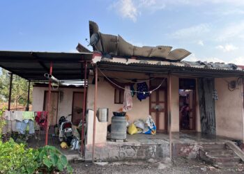 विरोली येथे चक्री वादळाचा तडाखा, घरावरील पत्रे उडाले; विजेचे खांब ही कोसळून मोठी वित्तहानी.