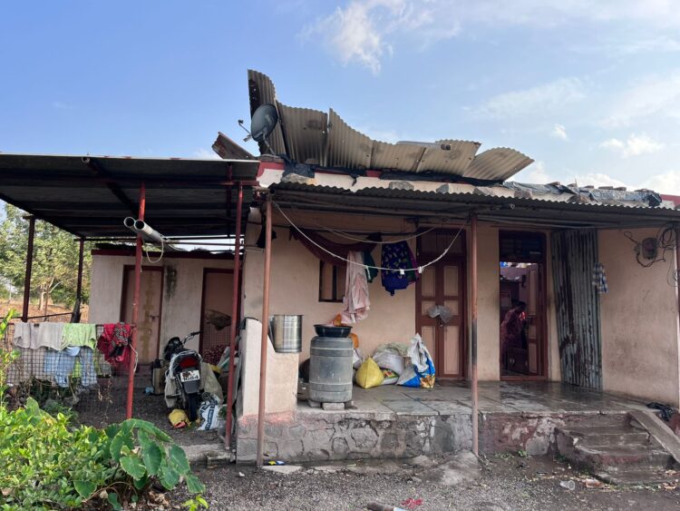 विरोली येथे चक्री वादळाचा तडाखा, घरावरील पत्रे उडाले; विजेचे खांब ही कोसळून मोठी वित्तहानी.