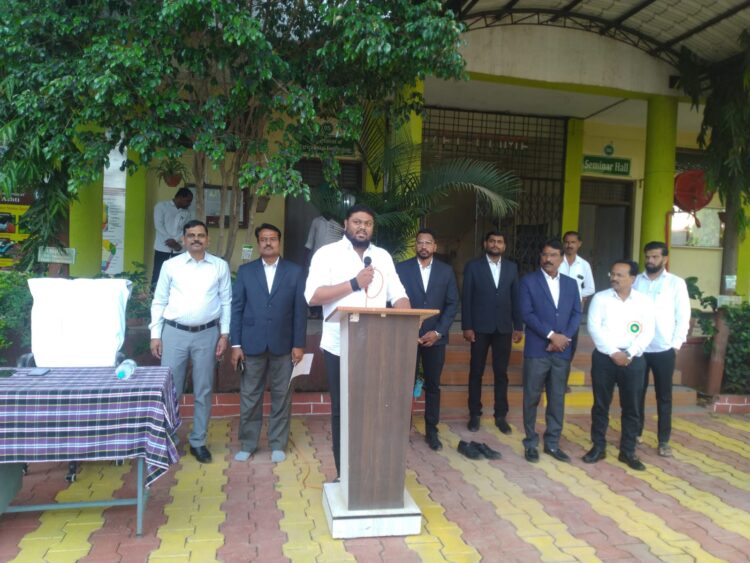 महाराष्ट्र दिनाच्या 63 व्या वर्धापनदिनी श्री छत्रपती शाहू फुले आंबेडकर कृषी महाविद्यालय आष्टी येथे ध्वजारोहण कार्यक्रम संपन्न.