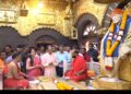 माजी मुख्यमंत्री उद्धव ठाकरे यांनी शिर्डीत येऊन सपत्नीक श्री साईंचे मनोभावे दर्शन घेतले.
