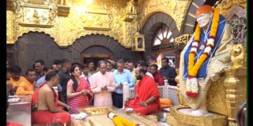 माजी मुख्यमंत्री उद्धव ठाकरे यांनी शिर्डीत येऊन सपत्नीक श्री साईंचे मनोभावे दर्शन घेतले.