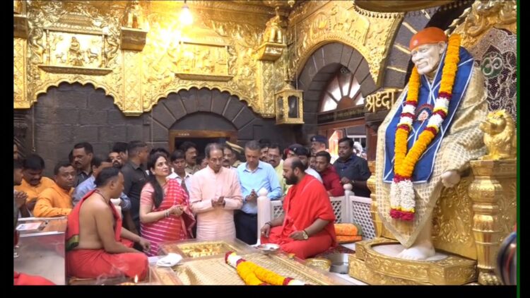 माजी मुख्यमंत्री उद्धव ठाकरे यांनी शिर्डीत येऊन सपत्नीक श्री साईंचे मनोभावे दर्शन घेतले.