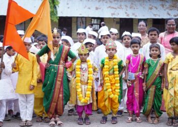 शाळेच्या चिमुकल्यांच्या दिंडीने भक्तीमय वातावरण; चिमुकल्यांच्या रिंगण सोहळ्याने अनेकांच्या डोळ्याचे पारणे फिटली.