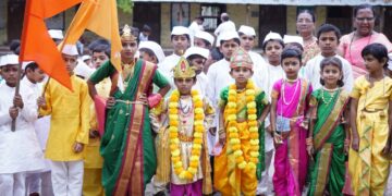 शाळेच्या चिमुकल्यांच्या दिंडीने भक्तीमय वातावरण; चिमुकल्यांच्या रिंगण सोहळ्याने अनेकांच्या डोळ्याचे पारणे फिटली.