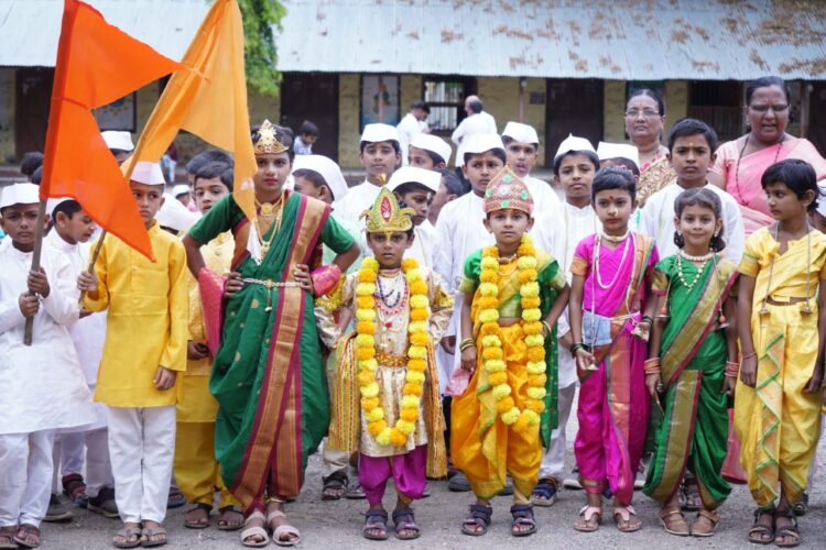 शाळेच्या चिमुकल्यांच्या दिंडीने भक्तीमय वातावरण; चिमुकल्यांच्या रिंगण सोहळ्याने अनेकांच्या डोळ्याचे पारणे फिटली.
