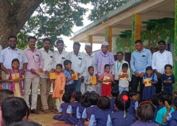 आईच्या पुण्यस्मरणानिमित्त मुलाने केले शालेय साहित्याचे वाटप!