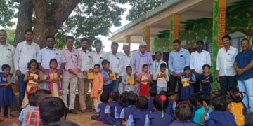 आईच्या पुण्यस्मरणानिमित्त मुलाने केले शालेय साहित्याचे वाटप!