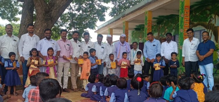 आईच्या पुण्यस्मरणानिमित्त मुलाने केले शालेय साहित्याचे वाटप!