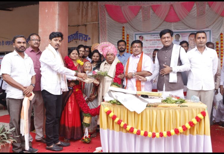 संत तुकाराम विद्यालयातील मुख्याध्यापक श्री भारत ढमाळ यांचा सेवानिवृत्ती निमित्त सत्कार